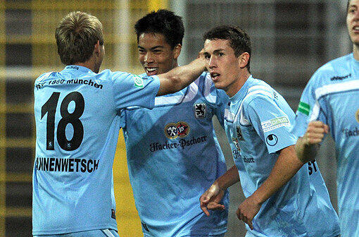 Blitzstart für die Löwen: Stefan Wannewetsch (l.) und Philipp Steinhart (r.) bejubeln Bobby Woods Tor zum 1:0 nach drei Minuten.