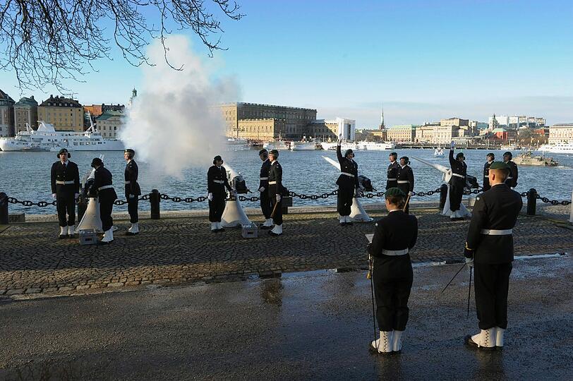 Die schwedische Armee feuert der neugeborenen Prinzessin zu Ehren 21 Kanonenschüsse ab.