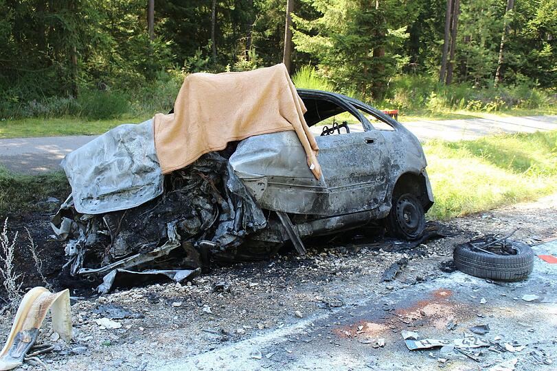 Das Geschlecht der Person am Steuer des ersten Wagens war zunächst ebenso unklar wie die Identitäten der weiteren Beteiligten.