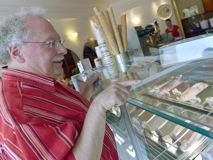 Stolzer Rekordhalter: Georg Schmitz, Oberbürgermeister von Geilenkirchen, kauft sich ein Eis - und will auch seinen Rathaus-Mitarbeitern eines ausgeben.