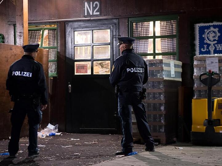Polizisten untersuchen auf dem Oktoberfestgelände am Augustiner-Zelt den Tatort.