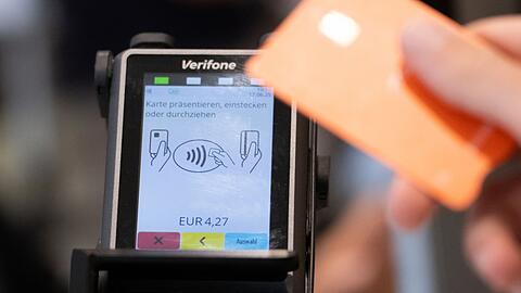 Viele Menschen nutzen zum Bezahlen an der Ladenkasse ihre Bankkarte oder ihr Smartphone. (Symbolbild)
