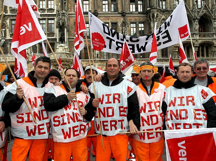 &bdquo;Wir sind es wert&ldquo;, finden diese Angestellten des Abfallwirtschaftsbetriebs, die am Mittwoch auf dem Marienplatz mehr Lohn fordern.