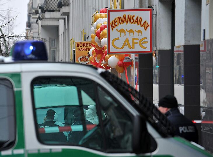 Polizisten riegeln am Mittwoch in Berlin an der Flughafenstraße den Bereich vor einer Bäckerei ab. In dem Geschäft hatte ein Mann eine Frau erschossen.