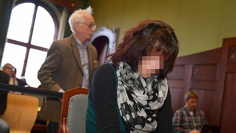 Die Nebenklägerin Susanne K., Mutter von Peggy, sitzt am 10.04.2014 vor Beginn des Wiederaufnahmeverfahrens vor dem Landgericht Bayreuth