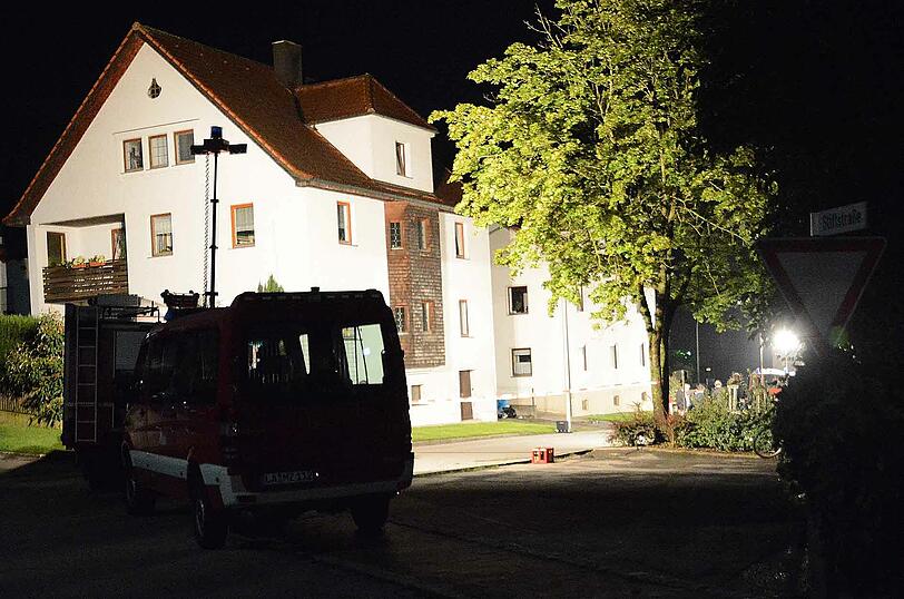 In einem Wohnhaus gegenüber des Veldener Rathauses sind am Montagabend mehrere Schüsse gefallen. Die Einsatzkräfte sichern den Tatort.