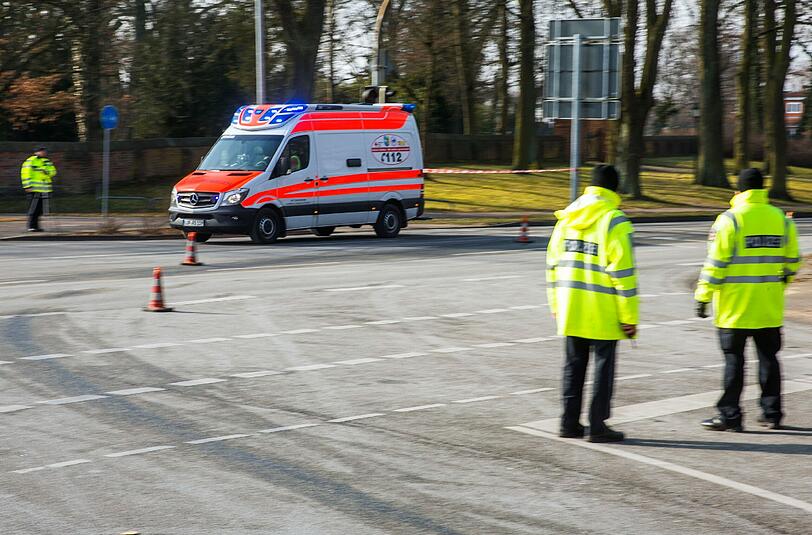 Ein Lkw-Fahrer übersieht in Oberschleißheim einen Radler im toten Winkel. Der 43-Jährige erlitt eine offene Oberschenkelfraktur.