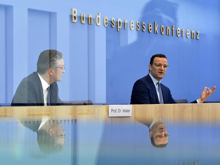 RKI-Präsident Lothar H. Wieler (l) und Gesundheitsminister Jens Spahn während der Pressekonferenz in Berlin.