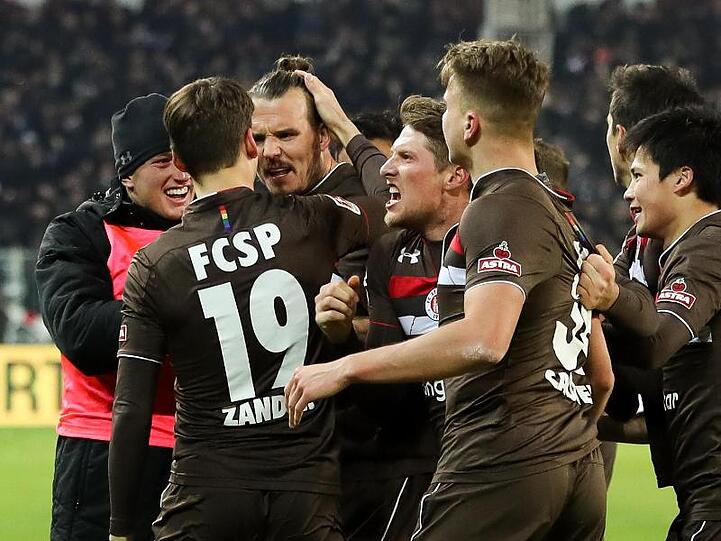 Der FC St. Pauli setzte sich dank Alex Meier (3.v.l.) in letzter Minute gegen den 1. FC Union Berlin durch.