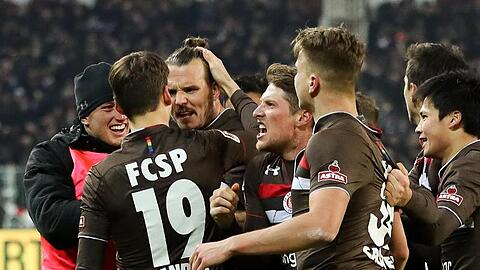 Der FC St. Pauli setzte sich dank Alex Meier (3.v.l.) in letzter Minute gegen den 1. FC Union Berlin durch.