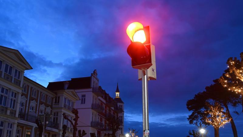 Eine rote Ampel leuchtet an der Strandpromenade im Ostseebad Zinnowitz.