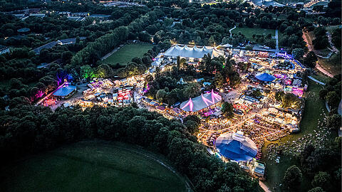 Sommer in der Stadt heißt Tollwood im Olympiapark.