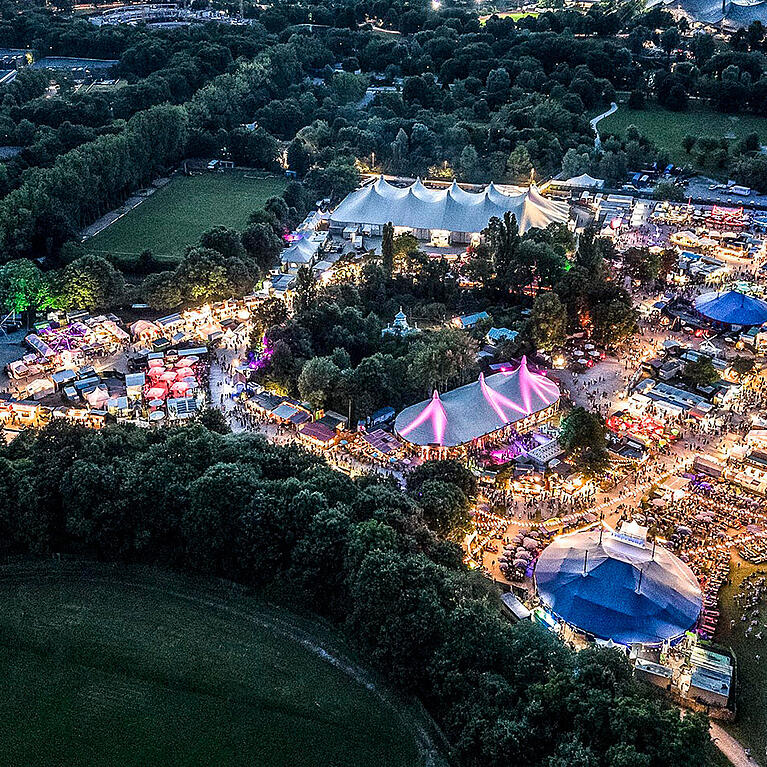 Sommer in der Stadt heißt Tollwood im Olympiapark.