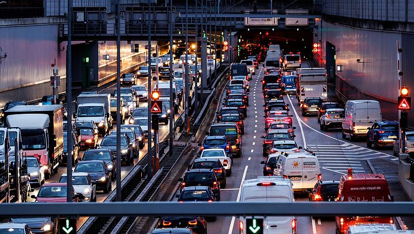 Berufsverkehr in München. Tagtäglich fährt die Bevölkerung einer Großstadt von außerhalb zum Arbeiten in die bayerische Landeshauptstadt. (Symbolbild)