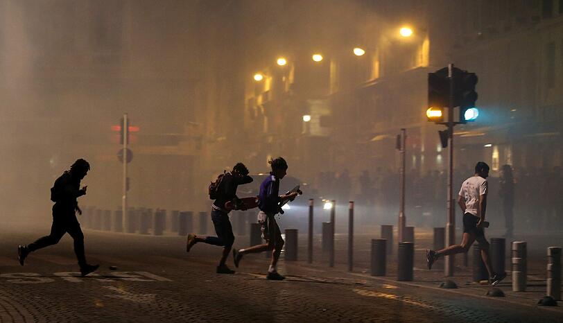 Nach dem EM-Spiel der Russen gegen England kommt es zu heftigen Ausschreitungen. Die schockierenden Bilder aus Marseille.