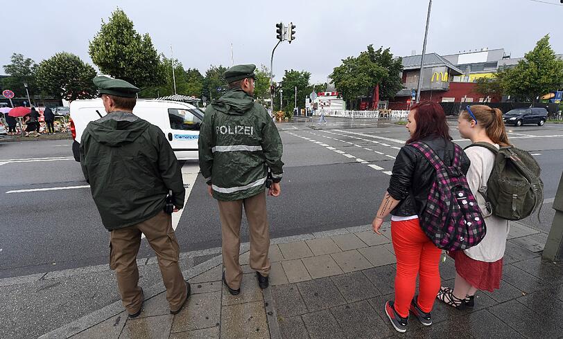 Anteilnahme vor dem OEZ: Am Montag nach der Schießerei trauern Münchner vor dem Einkaufszentrum und gedenken mit Bildern, Blumen und Schildern.