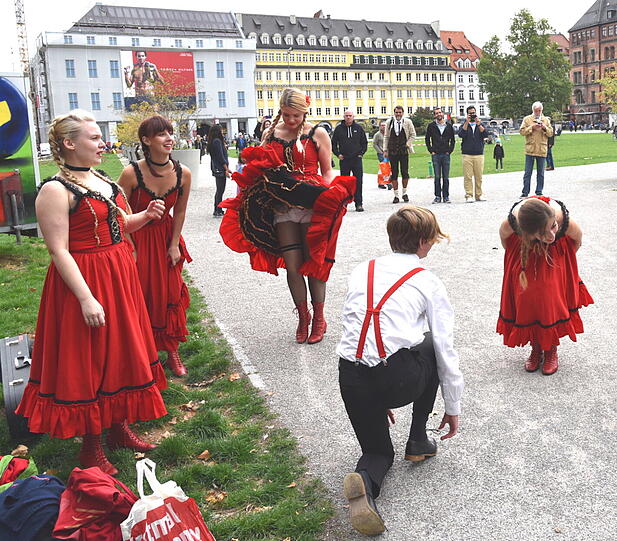 In der Münchner Innenstadt lieferten schwedische Studenten am Freitag ein Mordsspektakel! Die Bilder!
