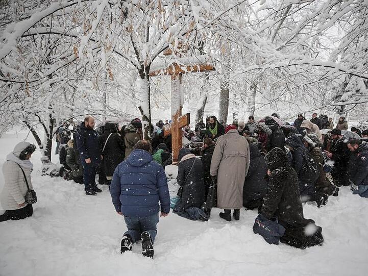 Gläubige, loyal zur Russisch-Orthodoxen Kirche, protestieren vor dem ukrainischen Parlament in Kiew gegen die geplante kirchliche Loslösung von Russland.