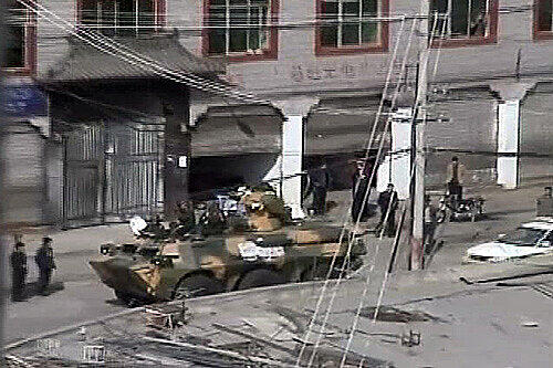 Ein Panzer patrouilliert die Straßen von Tibets Hauptstadt Lhasa.
