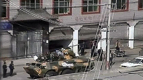 Ein Panzer patrouilliert die Straßen von Tibets Hauptstadt Lhasa.