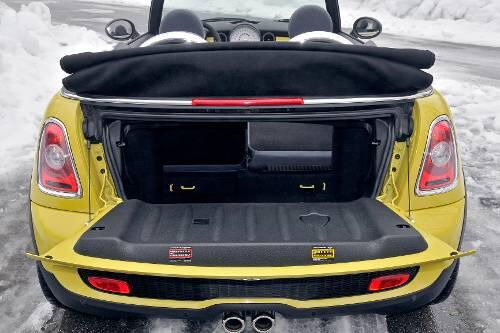 Fast schon richtig praktisch: die Durchlademöglichkeit im Mini Cabrio.