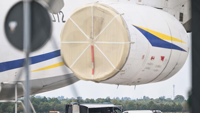Nach dem Fund einer Drohne mit Sprengvorrichtung am Flughafen Leipzig/Halle fordert ein Luftverkehrsexperte einen besseren Schutz kritischer Infrastruktur. (Archivbild)