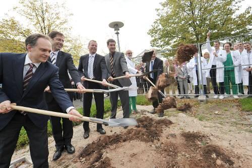 Ärzte und Politiker beim ersten Spatenstich für den 20-Millionen-Bau.