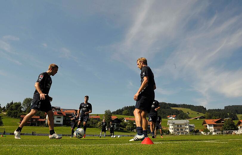 Bereits am Montag stand für den Zweitligist die erste Trainingseinheit an.