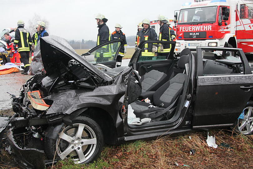 Im Landkreis Altöttingen kam es am Samstagvormittag zu einem schweren Zusammenstoß dreier Fahrzeuge. Die Bilder vom Unfallort.