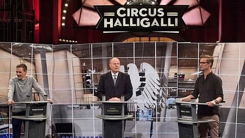 Ungewöhnliche Duellrunde mit SPD-Kanzlerkandidat Peer Steinbrück in der Mitte. Er bittet am Montag Montag Joko Winterscheidt (l.) und Klaas Heufer-Umlauf zum TV-Duell in ihrer Comedy-Sendung Circus Halligalli auf ProSieben (Mo., 22.10 Uhr)