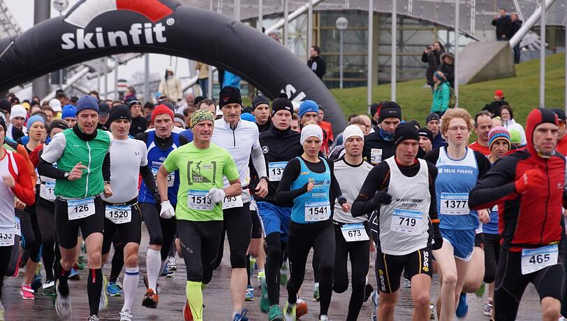 Massenstart im Olympiapark – so war’s im Vorjahr beim Nikolauslauf. Mit dabei: die frühere Halbmarathon-Meisterin Ingalena Heuck. Massenstart im Olympiapark – so war’s im Vorjahr beim Nikolauslauf. Mit dabei: die frühere Halbmarathon-Meisterin Ingalena Heuck.