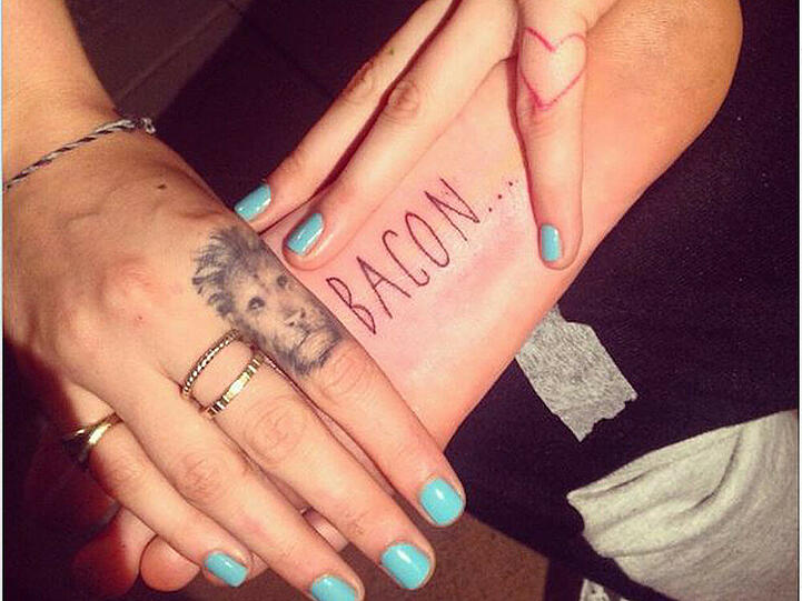 Mit dem Löwenkopf fing alles an: Er war Caras erstes Tattoo von vielen. Seit Mai 2014 lag sie 14 Mal unter der Nadel - unter anderem um sich das Wort "Schinken" auf den Fuß zu tätowieren lassen.