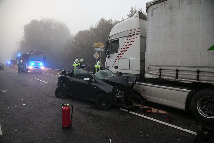 Schwerer Unfall im Morgennebel auf der B20 - die Bilder von der Bergung