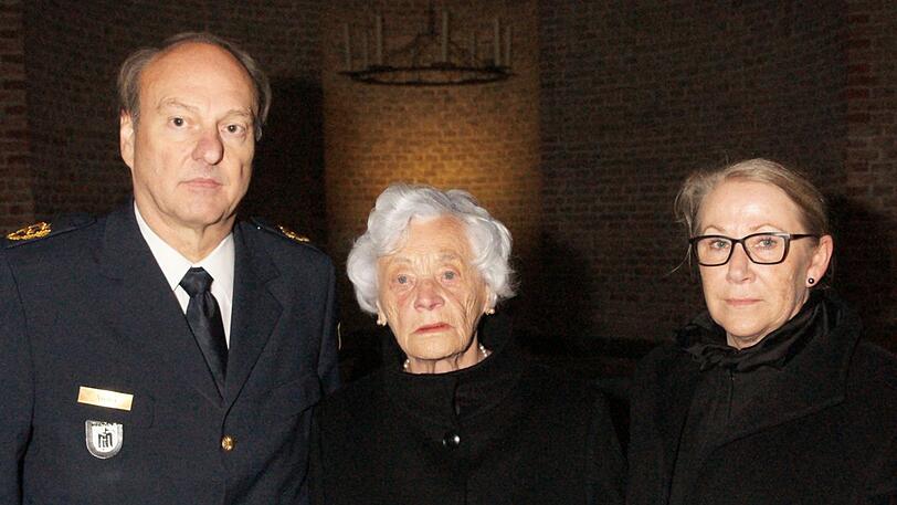Der aktuelle Polizeipräsident Hubertus Andrä an der Seite von Härings Frau und dessen Tochter Gerlinde.