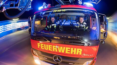 Die Münchner Feuerwehr musste ein brennendes Fahrzeug am Trappentreutunnel löschen. (Symbolbild)