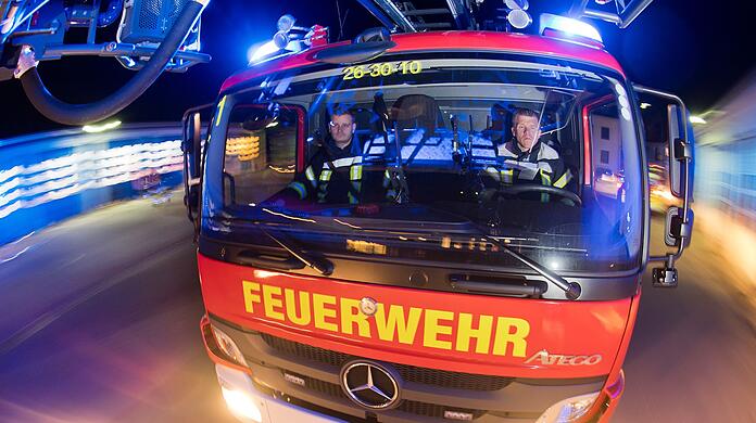 Die Münchner Feuerwehr musste ein brennendes Fahrzeug am Trappentreutunnel löschen. (Symbolbild)