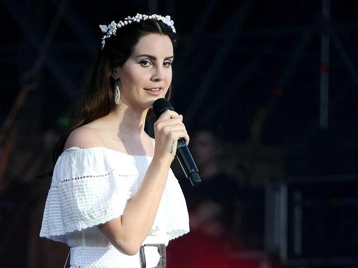 Die US-Sängerin Lana Del Rey protestiert musikalisch gegen Waffengewalt.