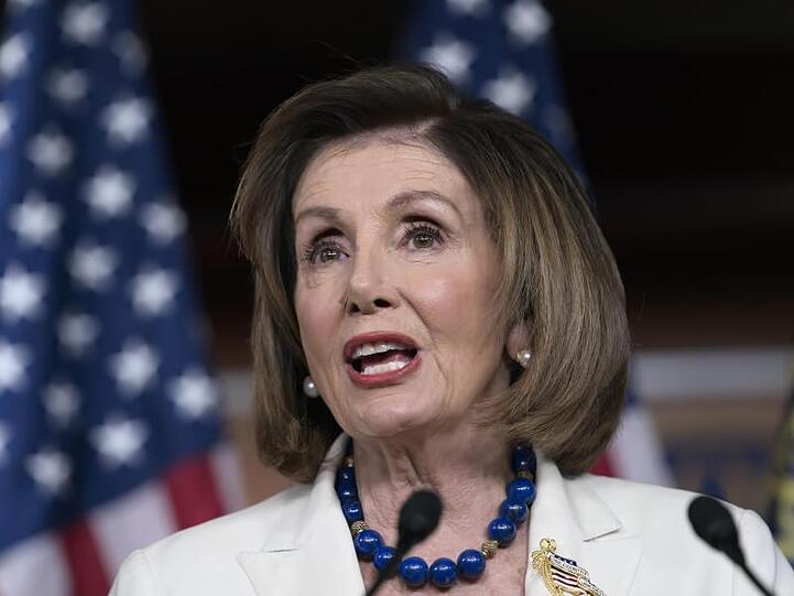 Nancy Pelosi, Demokratin und Vorsitzende des US-Abgeordnetenhauses, spricht im Kapitol vor Journalisten.