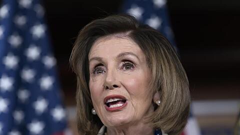 Nancy Pelosi, Demokratin und Vorsitzende des US-Abgeordnetenhauses, spricht im Kapitol vor Journalisten.