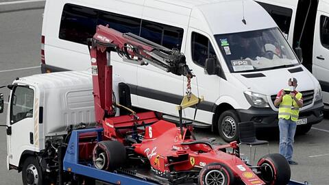 Sebastian Vettels Ferrari musste nach dem Unfall abtransportiert werden.