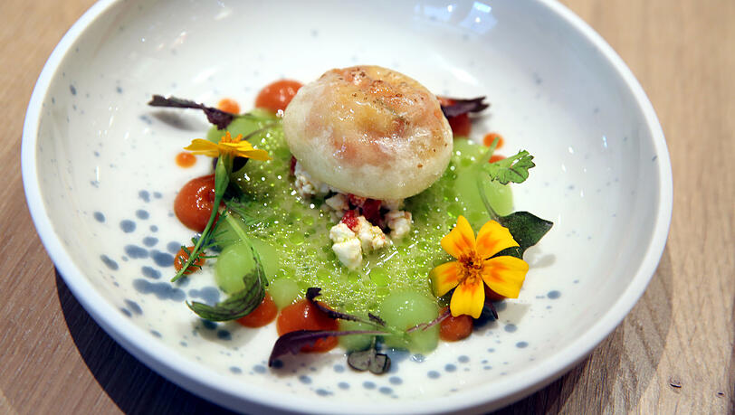 So schön bunt ist vegetarisches Essen, hier ein salziger Germknödel. So schön bunt ist vegetarisches Essen, hier ein salziger Germknödel.