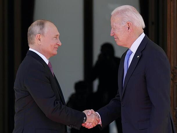 Russlands Präsident Wladimir Putin (l) und US-Präsident Joe Biden treffen sich zu einer Videokonferenz. Russlands Präsident Wladimir Putin (l) und US-Präsident Joe Biden treffen sich zu einer Videokonferenz.