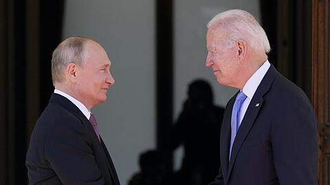 Russlands Präsident Wladimir Putin (l) und US-Präsident Joe Biden treffen sich zu einer Videokonferenz.