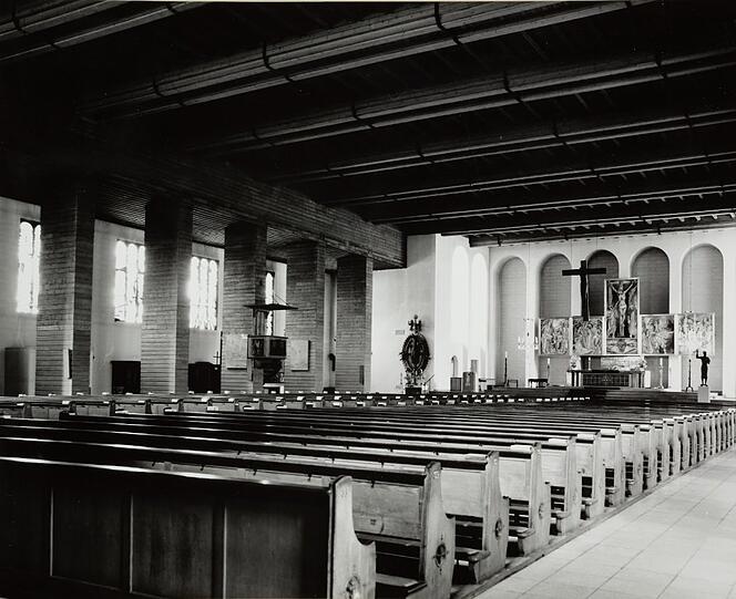 Kennen Sie diese Kirche? Die alte Herz Jesu Kirche in Neuhausen (erbaut 1948/51), die 1994 komplett abgebrannt ist. 1997 bis 2000 entstand sie völlig neu - eine Ikone moderner Kirchenarchitektur.