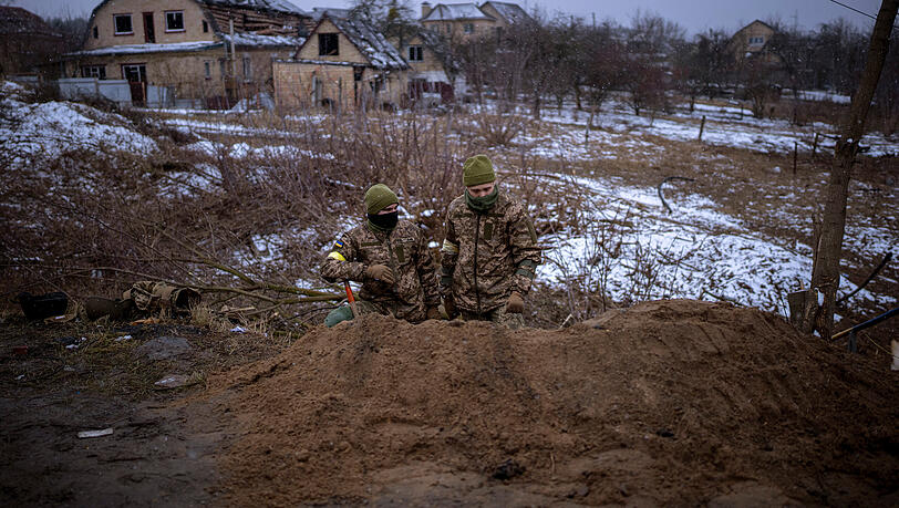 Iew: Ukrainische Soldaten beziehen Stellung in einem Schützengraben am Stadtrand. Die russischen Streitkräfte haben ihre Angriffe auf weitere Städte ausgeweitet.