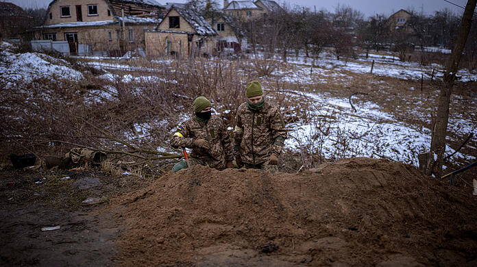 Iew: Ukrainische Soldaten beziehen Stellung in einem Schützengraben am Stadtrand. Die russischen Streitkräfte haben ihre Angriffe auf weitere Städte ausgeweitet.