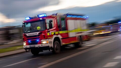 Ein Löschfahrzeug der Feuerwehr fährt mit Blaulicht zu einem Einsatz.