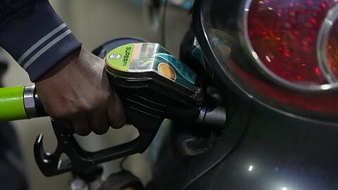 An der Tankstelle bekommen Autofahrer die Folgen des Iran-Krieges zu sp&uuml;ren.