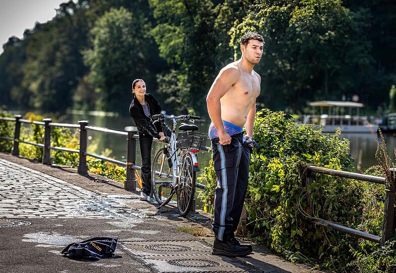 Ela Jenning (Cosima Henman) lässt Polizist Oscar (Oskar Keymer), ihren Love-Interest, ein wenig zappeln. Oscar will Ela aus der Regnitz retten. Er weiß nicht, dass seine Kollegin längst wieder an Land geschwommen ist. Ela Jenning (Cosima Henman) lässt Polizist Oscar (Oskar Keymer), ihren Love-Interest, ein wenig zappeln. Oscar will Ela aus der Regnitz retten. Er weiß nicht, dass seine Kollegin längst wieder an Land geschwommen ist.