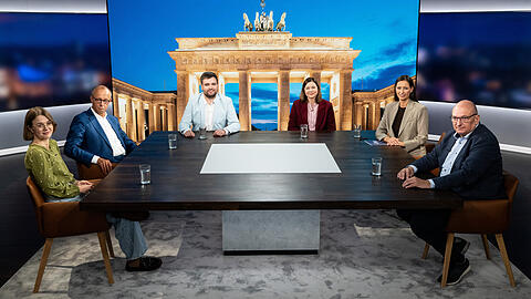 Gemeinsam "Am Tisch" bei RTL (v.l.): Pfarrerin Hannah Clemens, Bundeskanzler Friedrich Merz, Bayer und Petitions-Initiator Oliver Bernt, Kinder&auml;rztin Bea Merscher, Moderatorin Pinar Atalay und Unternehmer Matthias Kappis.